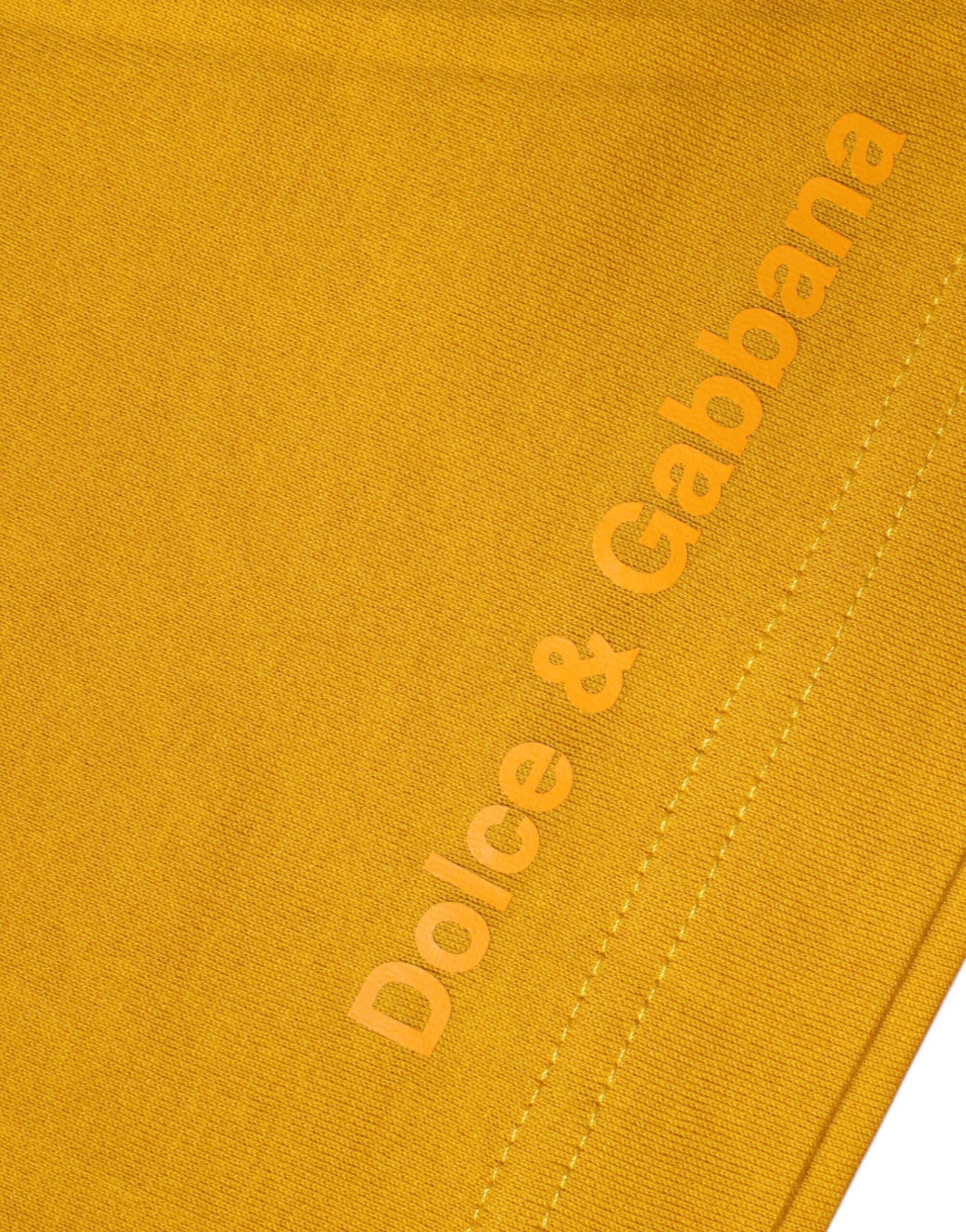 T-shirt à manches courtes Dolce & Gabbana logo jaune foncé, col rond, style décontracté, vue de face.