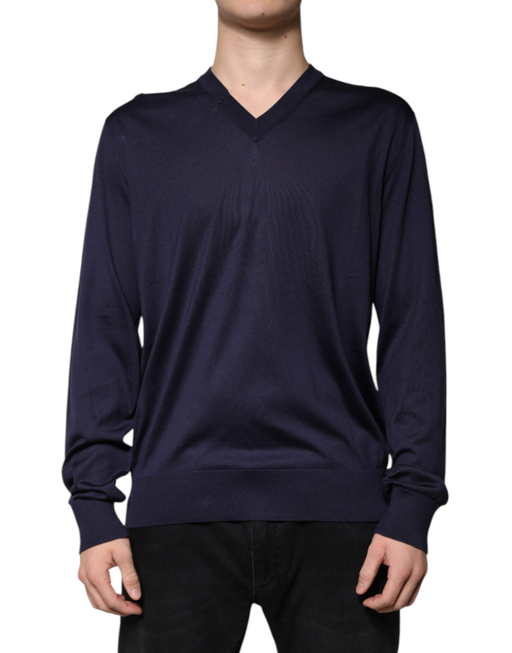 Pull en soie bleu marine Dolce & Gabbana avec col en V, doux et élégant, porté ou posé sur un fond neutre.