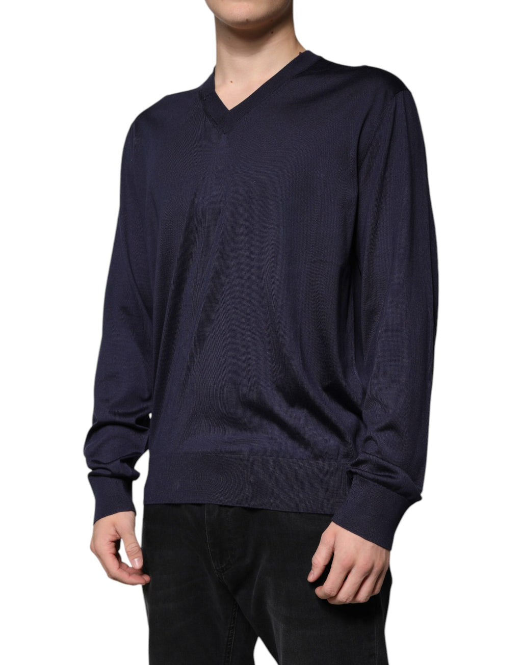 Pull en soie bleu marine Dolce & Gabbana, pull-over à col en V, élégant et confortable, porté sur un mannequin.
