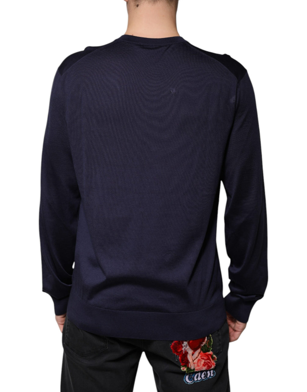 Pull en soie bleu marine de Dolce & Gabbana avec col en V, doux et élégant, porté sur un modèle.