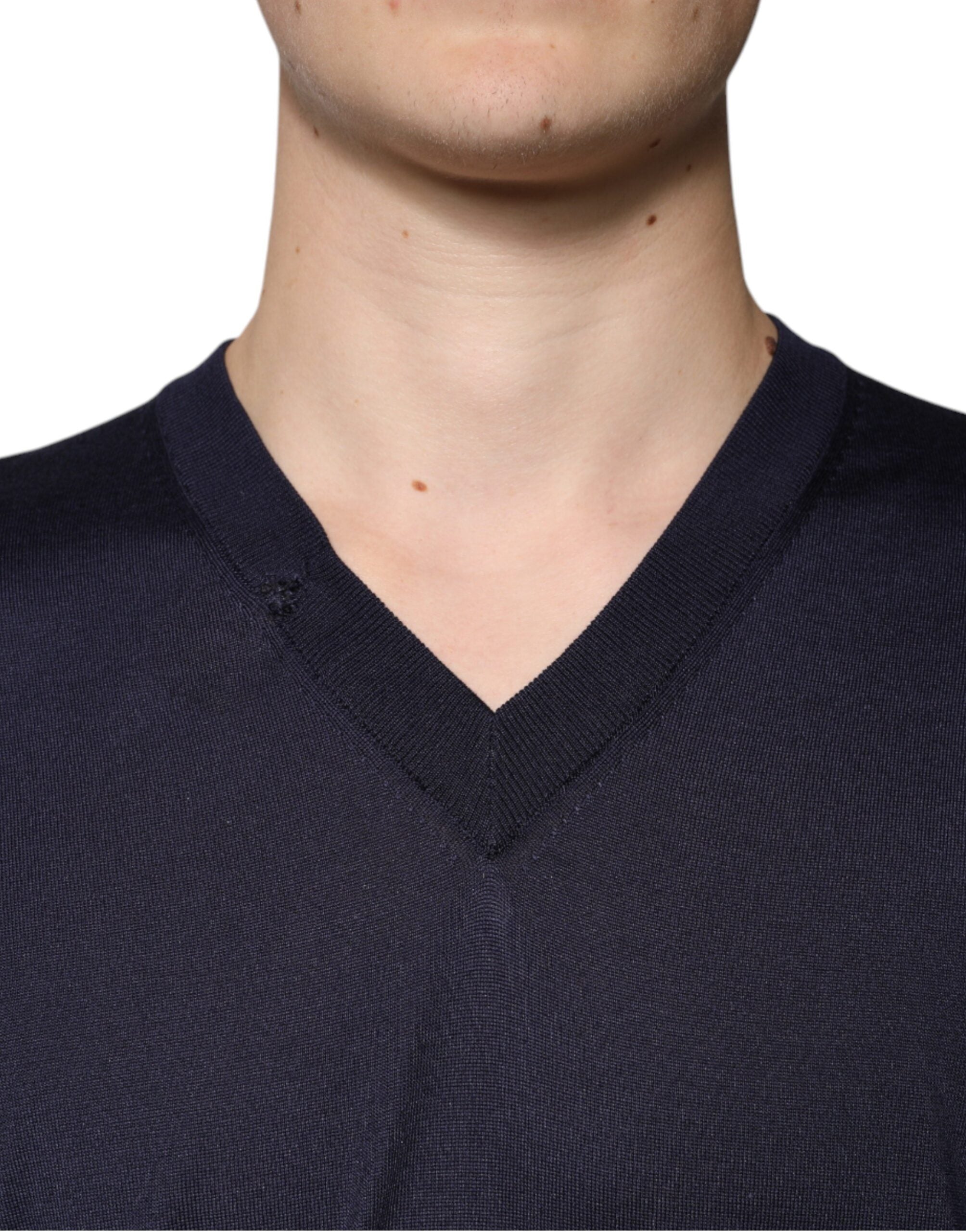 Pull en soie bleu marine Dolce & Gabbana avec col en V, douceur et élégance pour un style sophistiqué.