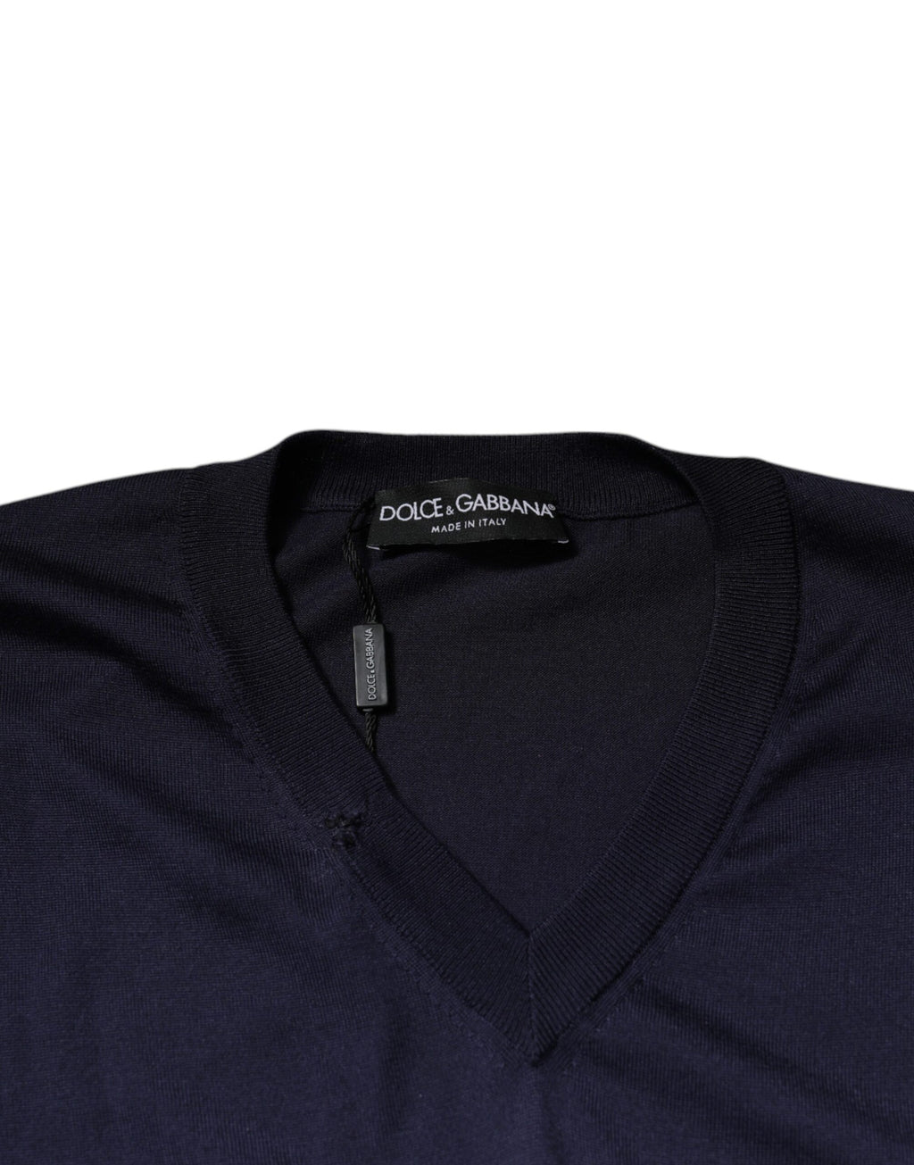 Pull en soie bleu marine Dolce & Gabbana avec col en V, douceur élégante et style sophistiqué visible sur l'image.