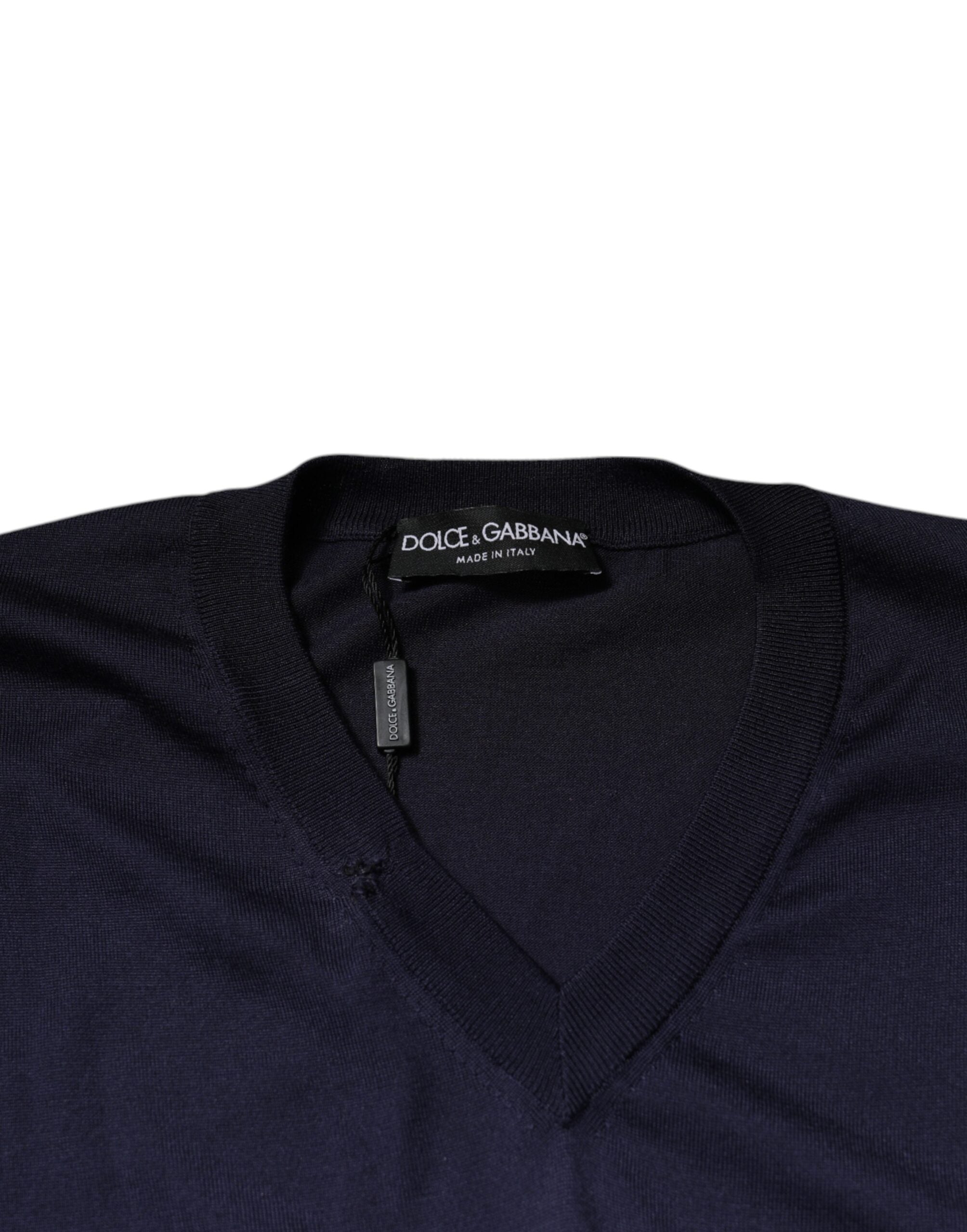 Pull en soie bleu marine Dolce & Gabbana avec col en V, douceur élégante et style sophistiqué visible sur l'image.