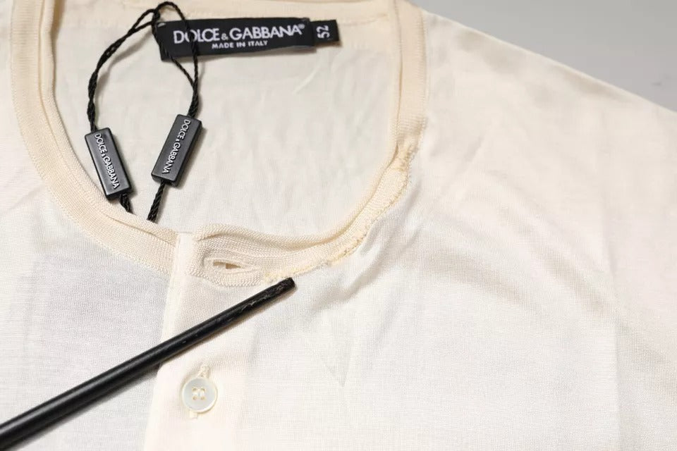 T-shirt Dolce & Gabbana en soie blanc cassé avec col en V et manches longues, style Henley, vue de face.