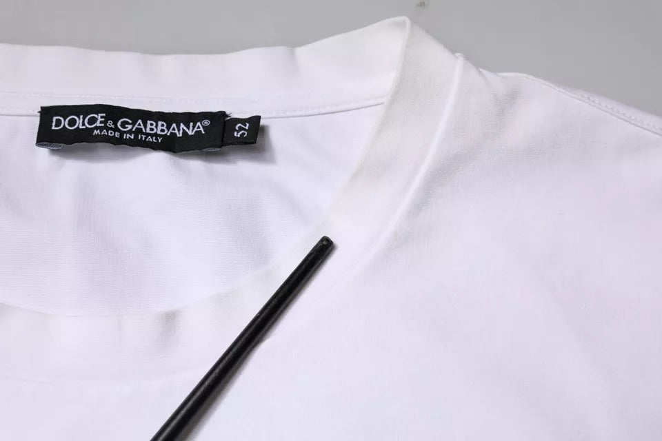 T-shirt blanc Dolce & Gabbana à logo orné, col ras du cou, en coton avec détails décoratifs visibles sur l'image.