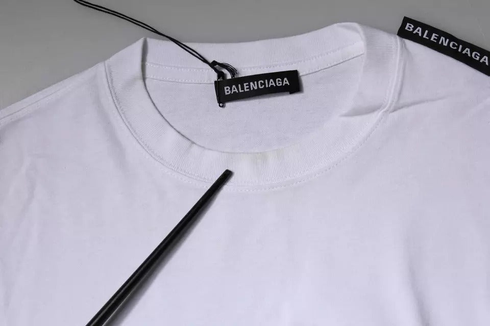 T-shirt blanc Balenciaga en jersey de coton avec logo, col rond et manches courtes, porté sur mannequin.