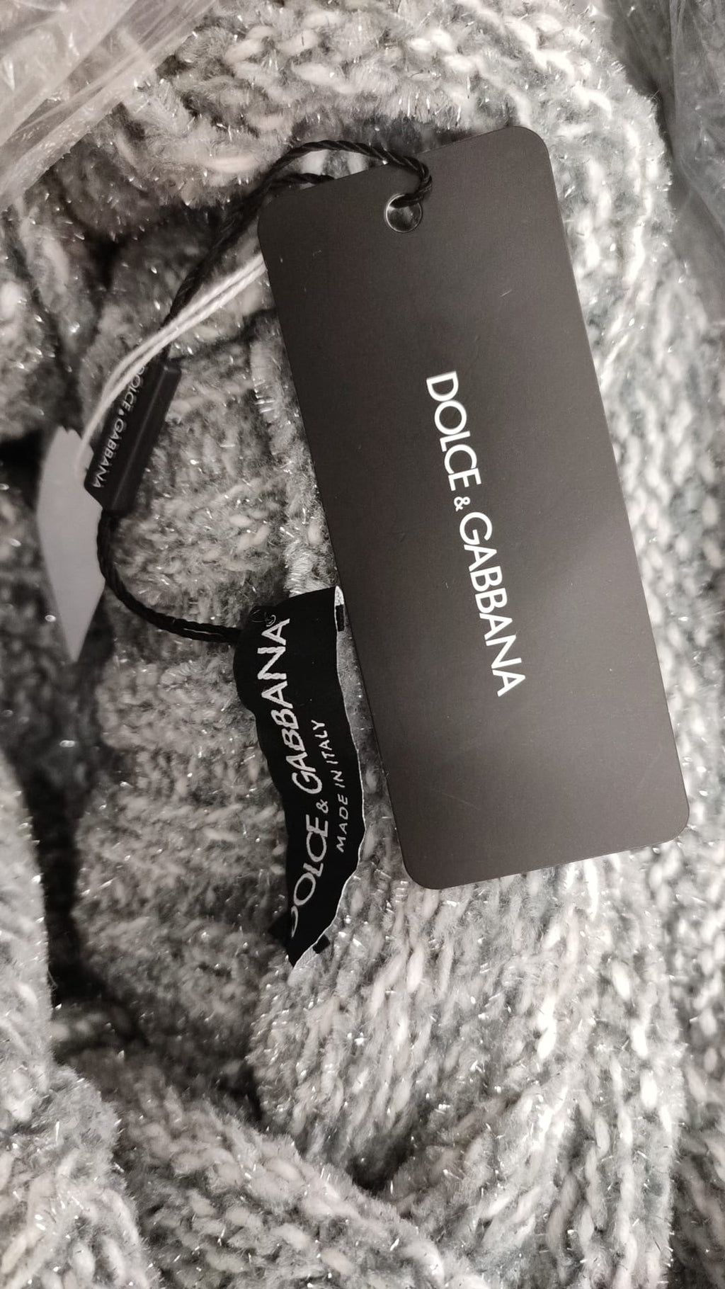 Pull en cachemire gris Dolce & Gabbana à col roulé, confortable et élégant, porté sur un mannequin.