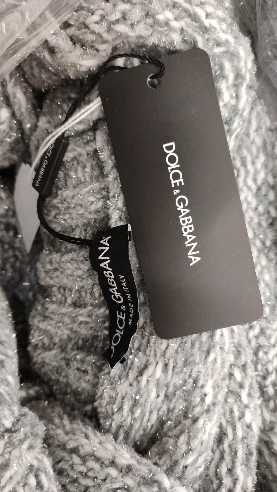 Pull en cachemire gris Dolce & Gabbana à col roulé, confortable et élégant, porté sur un mannequin.