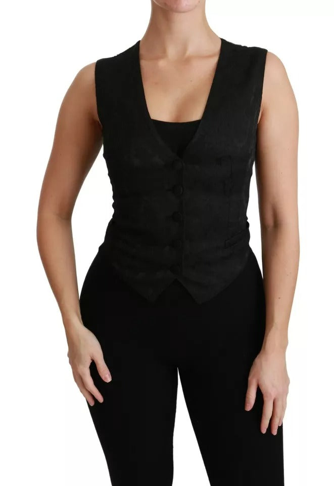 Gilet noir en dentelle Dolce & Gabbana, taille slim, en soie, porté sur un haut élégant, détail de dentelle fine visible.