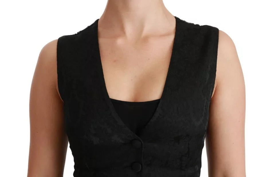 Gilet noir en dentelle Dolce & Gabbana, coupe slim en soie, porté comme haut élégant et sophistiqué.