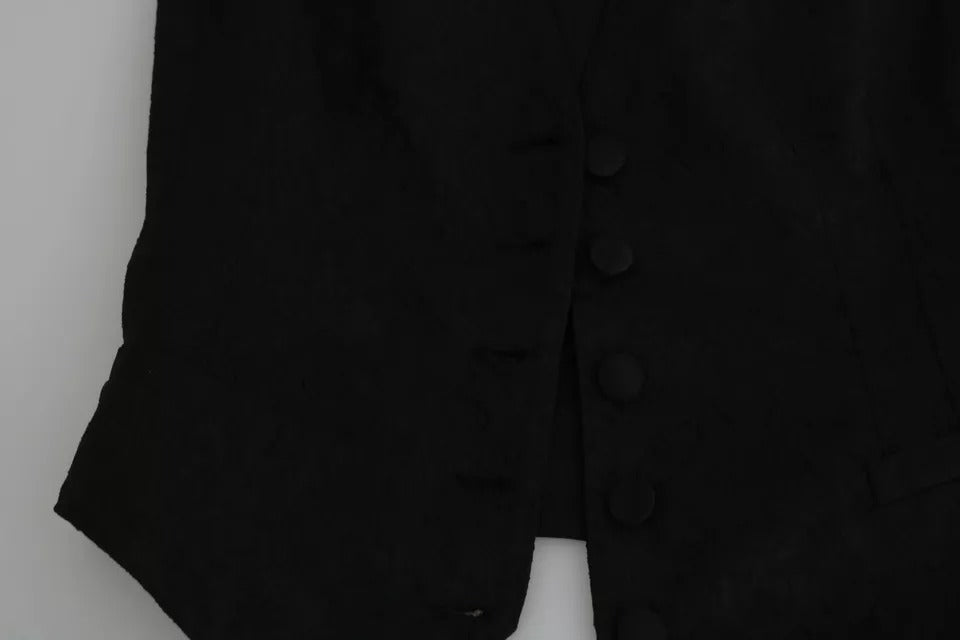 Gilet en dentelle noire de Dolce & Gabbana, veste slim en soie élégante, portée ouverte sur un haut sophistiqué.
