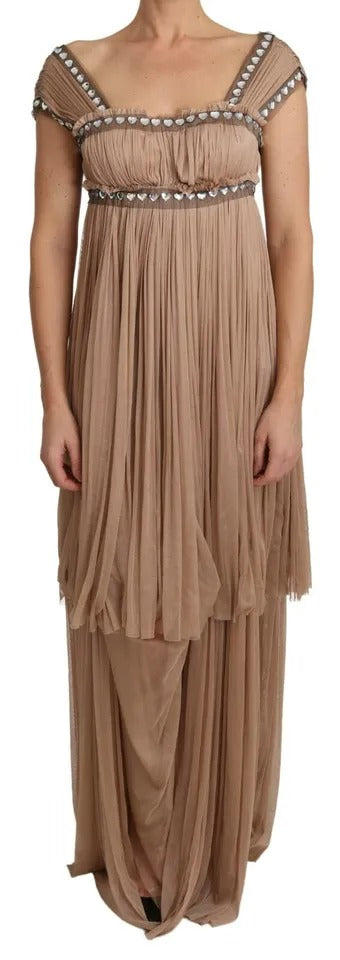 Robe longue sans manches en soie marron de Dolce & Gabbana, coupe shift, élégante et fluide, portée avec un style sophistiqué