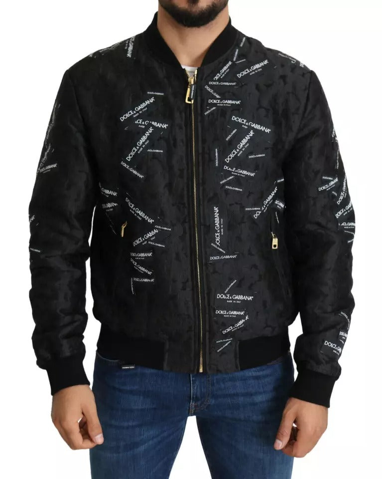 Veste bomber en brocart noir Dolce & Gabbana avec patch logo, fermeture éclair complète, style élégant et tendance.