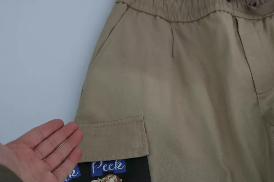 Pantalons cargo beige Dolce & Gabbana avec motif pin-up, détails modernes et style tendance, vue de face.