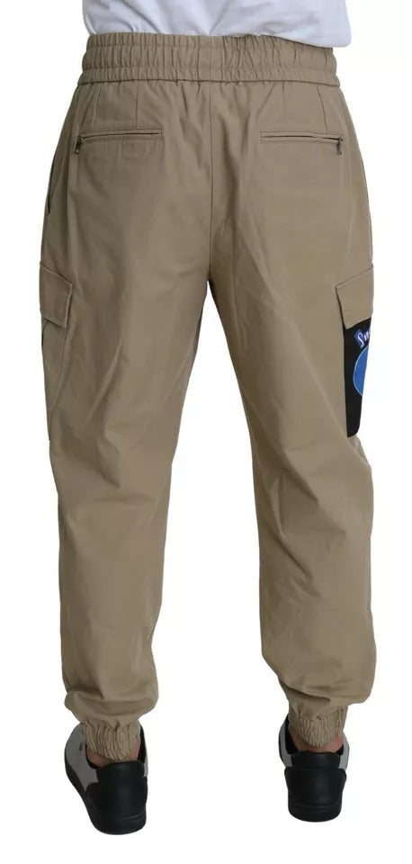 Pantalon cargo beige Dolce & Gabbana avec motif Pin Up, style décontracté et détails tendance, vue de face.