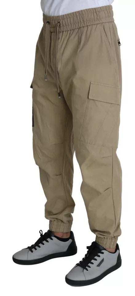 Pantalons cargo beige Dolce & Gabbana avec motif pin-up, style décontracté et détails modernes, vue en gros plan.