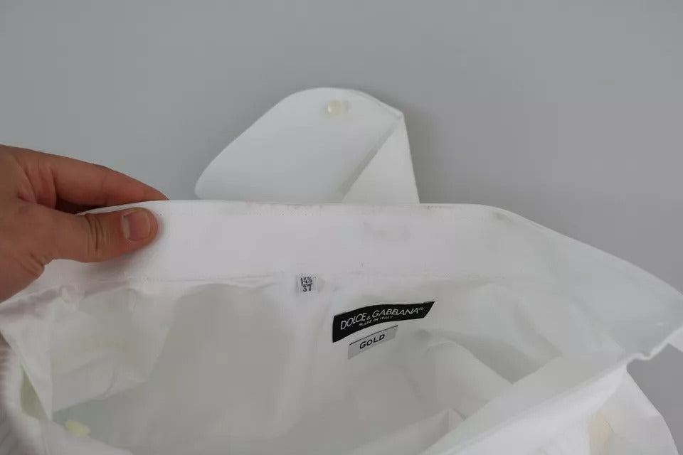 Robe de soirée formelle blanche Dolce & Gabbana avec chemise dorée, élégante et sophistiquée, portée pour une occasion spéciale.
