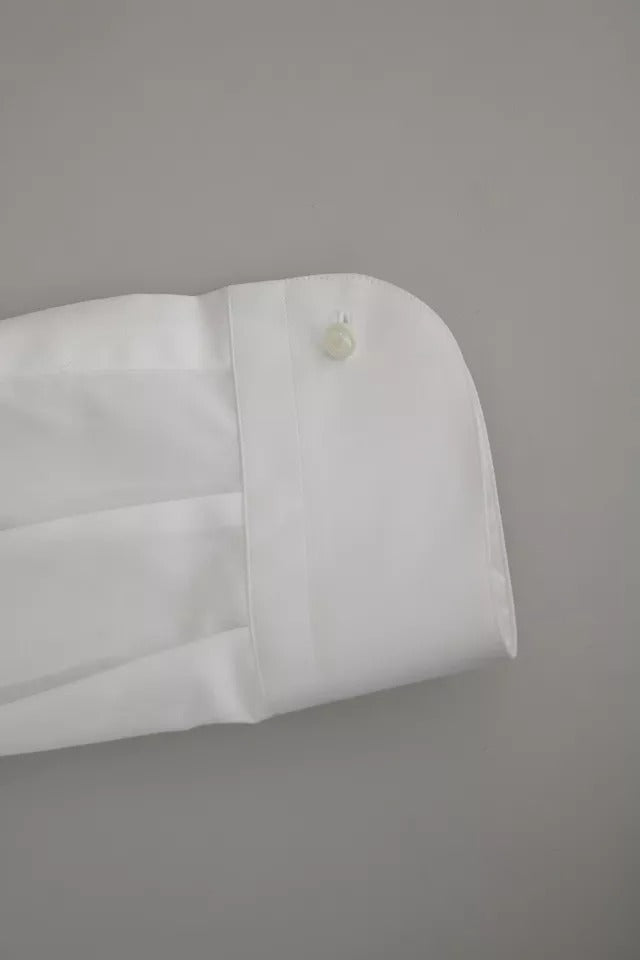 Robe de smoking formelle blanche de Dolce & Gabbana avec chemise dorée, élégante et sophistiquée, vue de face.