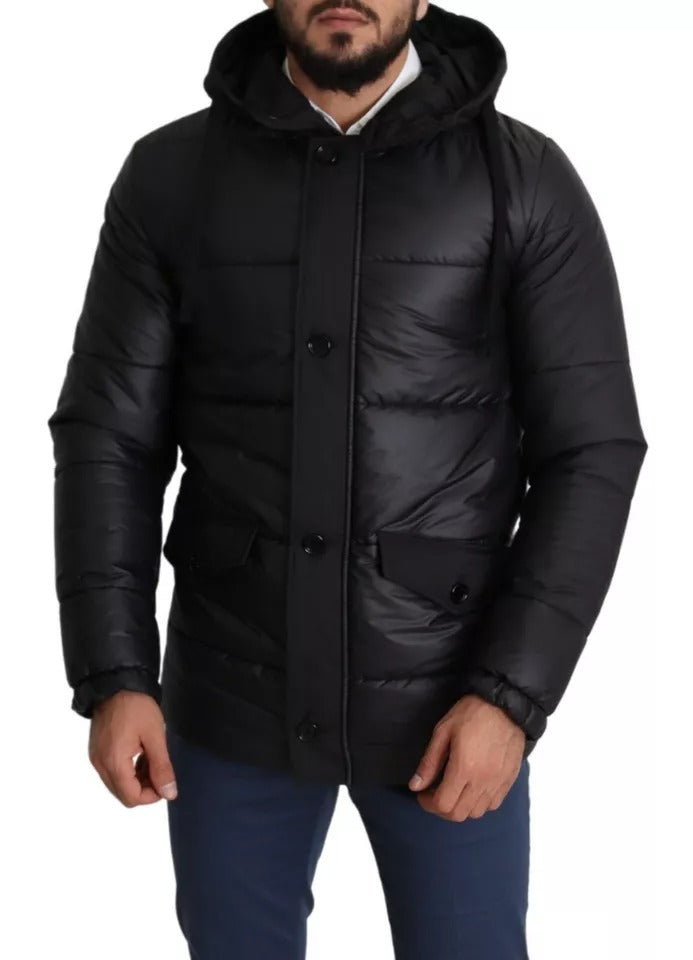 Veste matelassée noire pour homme Dolce & Gabbana avec capuche en polyester, style puffer et coupe élégante.
