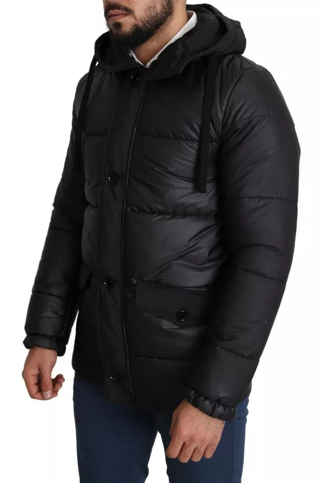 Veste homme Dolce & Gabbana en polyester noir avec capuche, style manteau rembourré puffer, détails visibles en gros plan.