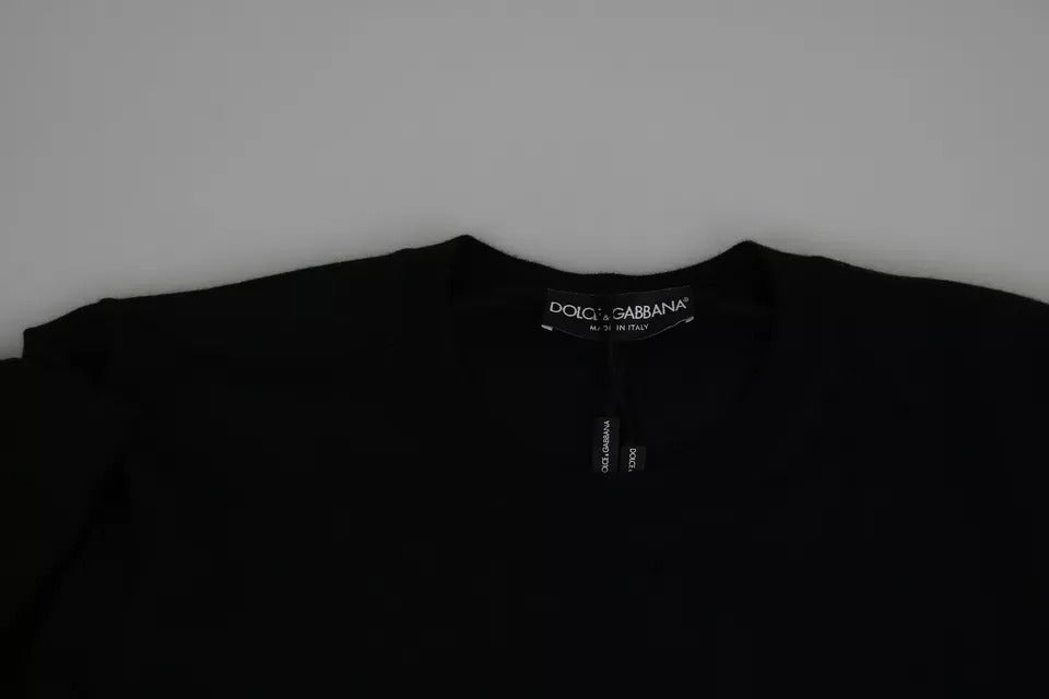 Sweat-shirt noir en cachemire à col rond de Dolce & Gabbana, doux et élégant, porté sur un mannequin.