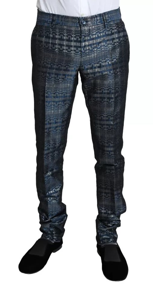 Costume deux pièces Dolce & Gabbana bleu argent brillant, coupe slim, avec détails dorés sophistiqués.