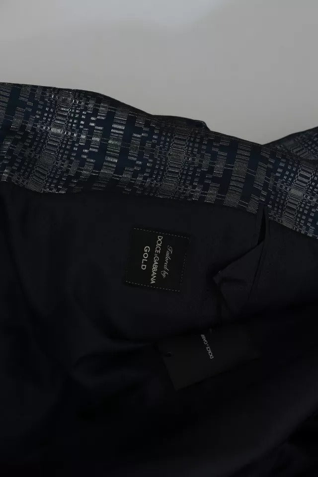 Costume deux pièces Dolce & Gabbana bleu argent brillant, coupe slim avec accents dorés, adapté pour occasions élégantes.