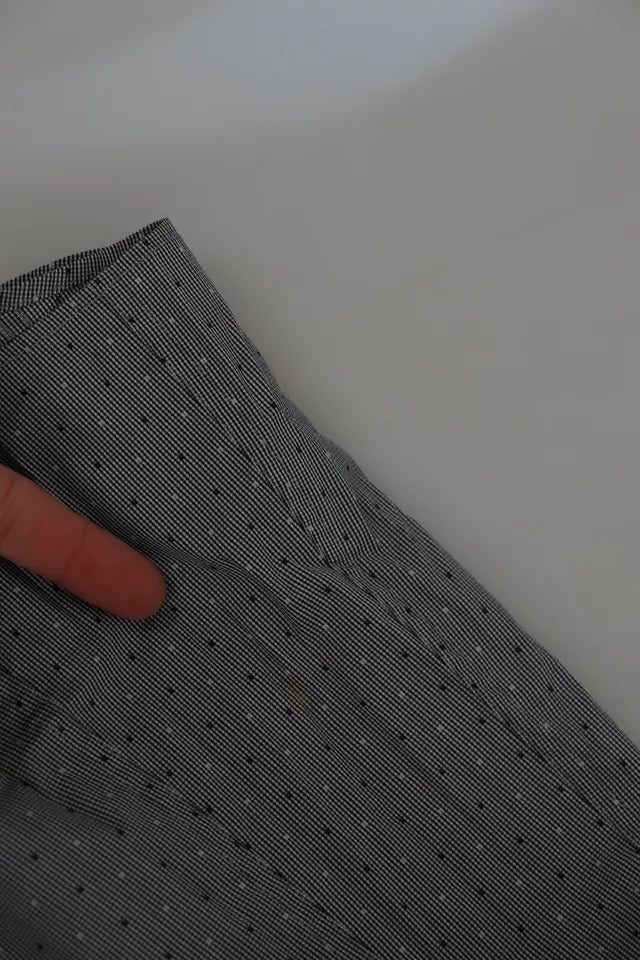 Chemise formelle gris clair Dolce & Gabbana Sicilia Dotted, semi-ajustée avec motif à pois, vue de face.