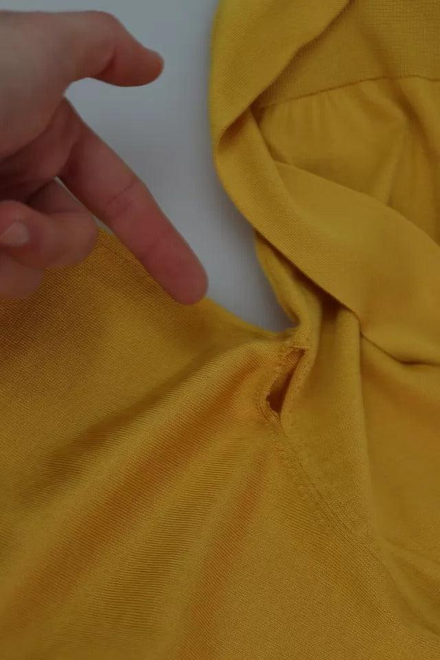 Pull en soie jaune Dolce & Gabbana avec col ascot, pull-over élégant et confortable pour un look sophistiqué.