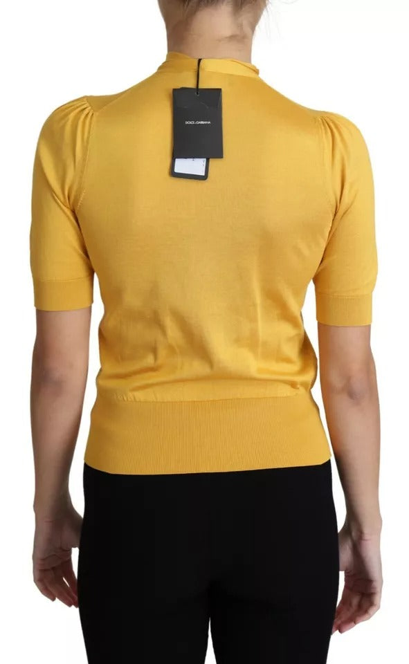 Pull en soie jaune Dolce & Gabbana avec col ascot, tricoté, élégant et confortable, pour un look sophistiqué.