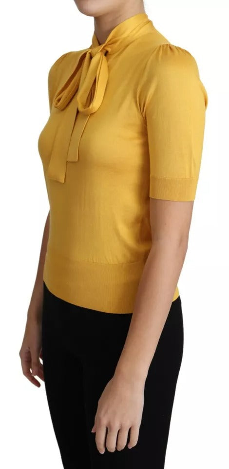 Pull en soie jaune Dolce & Gabbana avec col ascot, pull-over élégant et confortable pour femme.