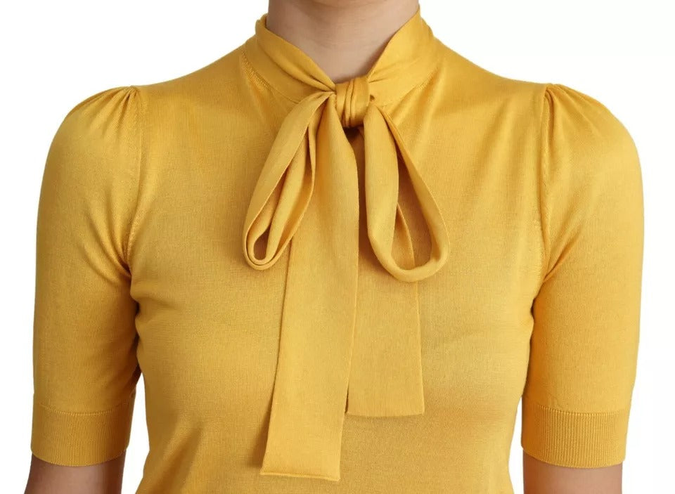 Pull en soie jaune Dolce & Gabbana avec col ascot, pull-over en tricot élégant et confortable.