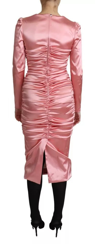 Robe moulante rose à manches longues de Dolce & Gabbana, silhouette élégante et midi, tissu fluide et sophistiqué.