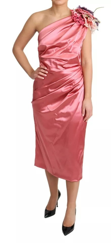 Robe midi rose Dolce & Gabbana avec drapé, appliqué floral et détail élégant, vue de face sur mannequin.