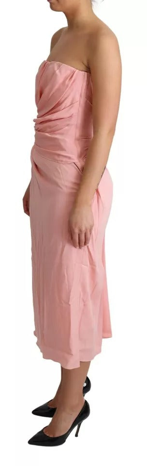 Robe midi en soie rose sans bretelles de Dolce & Gabbana, coupe ajustée et élégante, visible sur l'image.