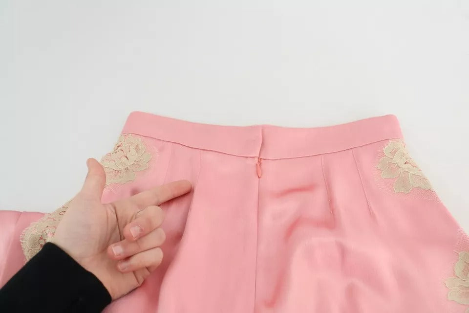 Pantalon large en satin de soie rose avec dentelle en finition, Dolce & Gabbana, style élégant et sophistiqué.