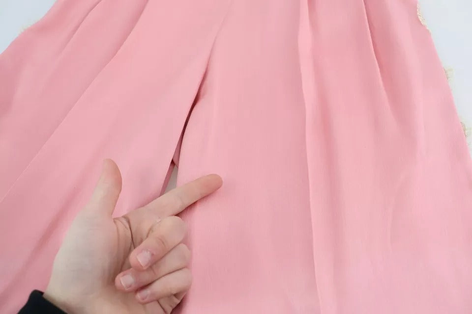 Pantalons en satin de soie rose avec ourlet en dentelle, coupe large, Dolce & Gabbana, vêtements élégants pour femmes.