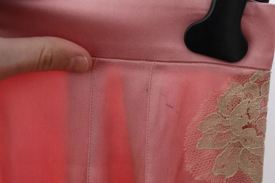 Pantalon large en satin de soie rose à bordure en dentelle, Dolce & Gabbana, style élégant et sophistiqué.