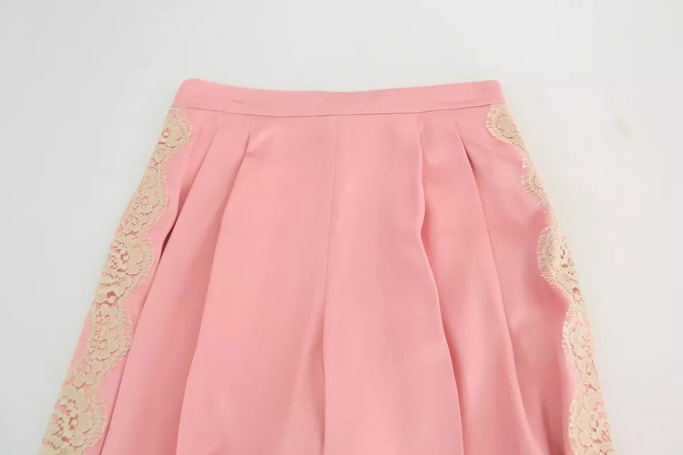 Pantalons en satin de soie rose à jambes larges avec passementerie en dentelle, de la marque Dolce & Gabbana.