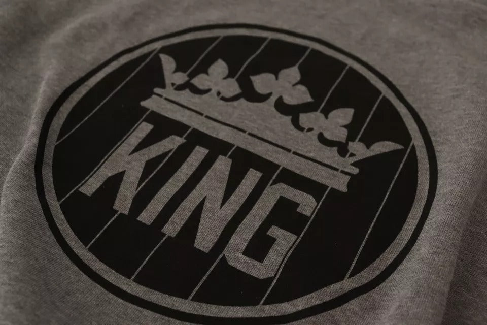 Pull en coton gris avec motif couronne de Dolce & Gabbana, style king, pour homme, visible sur le devant du pull.