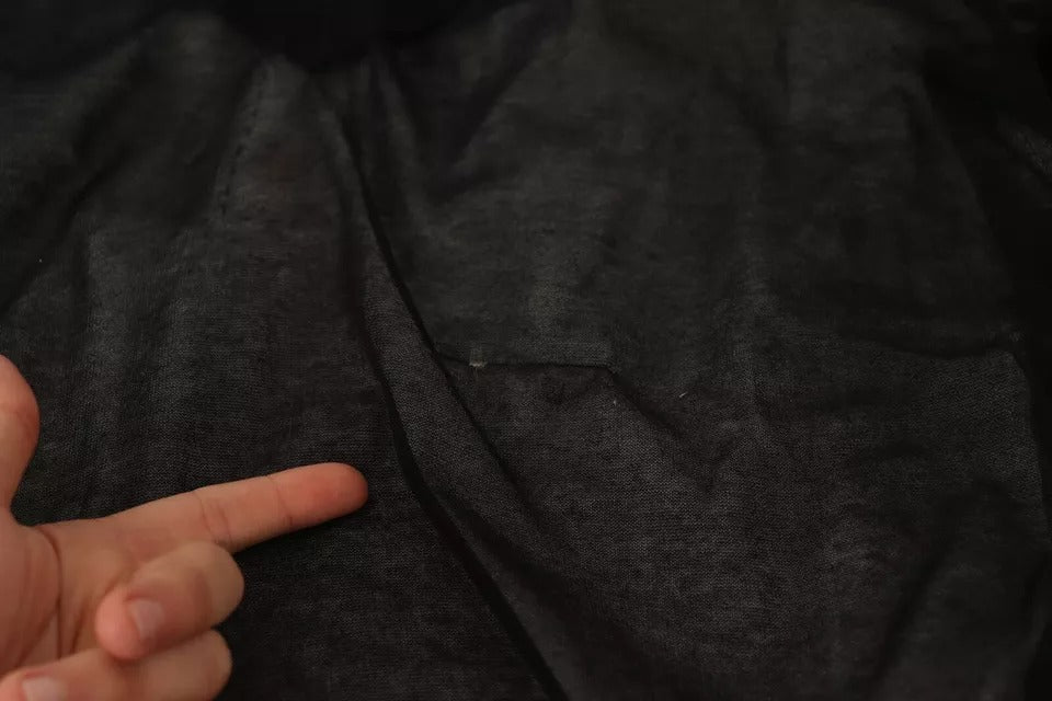 Pull à manches longues Dolce & Gabbana en noir et blanc, style robe pull décontractée avec col rond et logo.