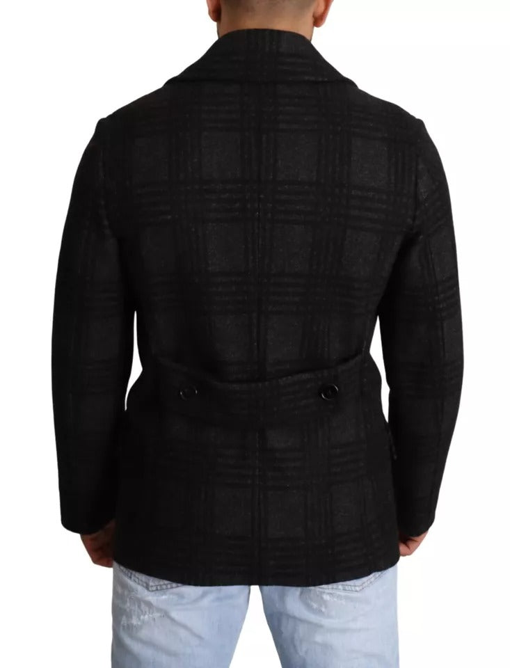 Manteau trench noir en laine à carreaux de Dolce & Gabbana porté par un mannequin, style élégant et sophistiqué.
