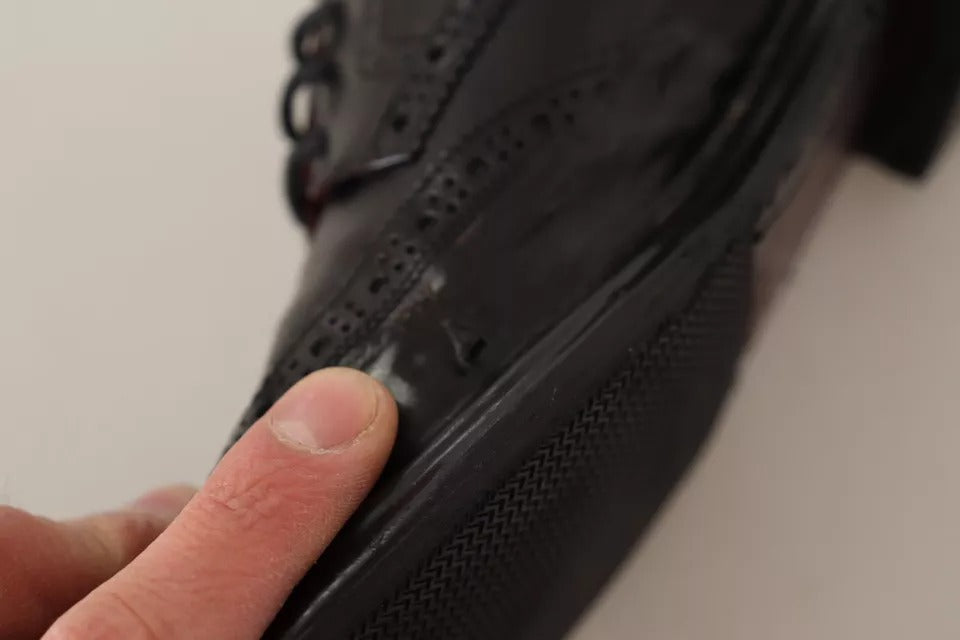 Chaussures derby en cuir perforé noir Dolce & Gabbana avec laçage, élégantes et modernes, vues de face.