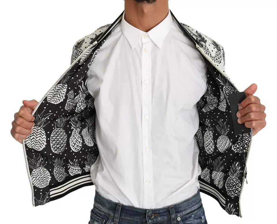 Veste bomber Dolce & Gabbana blanche et noire avec motif ananas, style décontracté et tendance, vue de face.