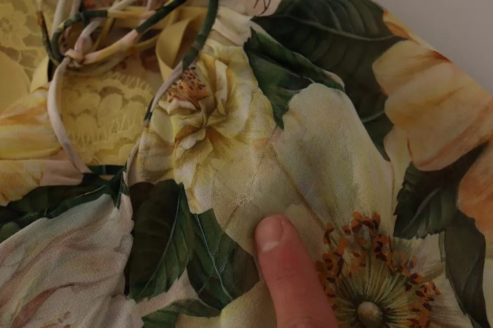 Robe longue maxi en soie multicolore à imprimé floral Dolce & Gabbana, élégante et fluide, portée avec des détails sophistiqués.
