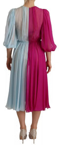 Robe midi en soie bicolore fuchsia et bleu clair de Dolce & Gabbana, élégante et fluide, portée sur un mannequin.
