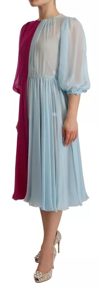 Robe midi en soie deux tons rose fuchsia et bleu clair de Dolce & Gabbana, élégante et fluide, visible en détail.