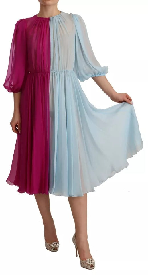 Robe midi en soie bicolore fuchsia et bleu clair de Dolce & Gabbana, élégante et fluide, portée par un mannequin.