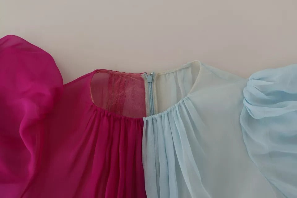 Robe midi en soie deux tons fuchsia et bleu clair de Dolce & Gabbana, élégante et fluide, visible en détail.