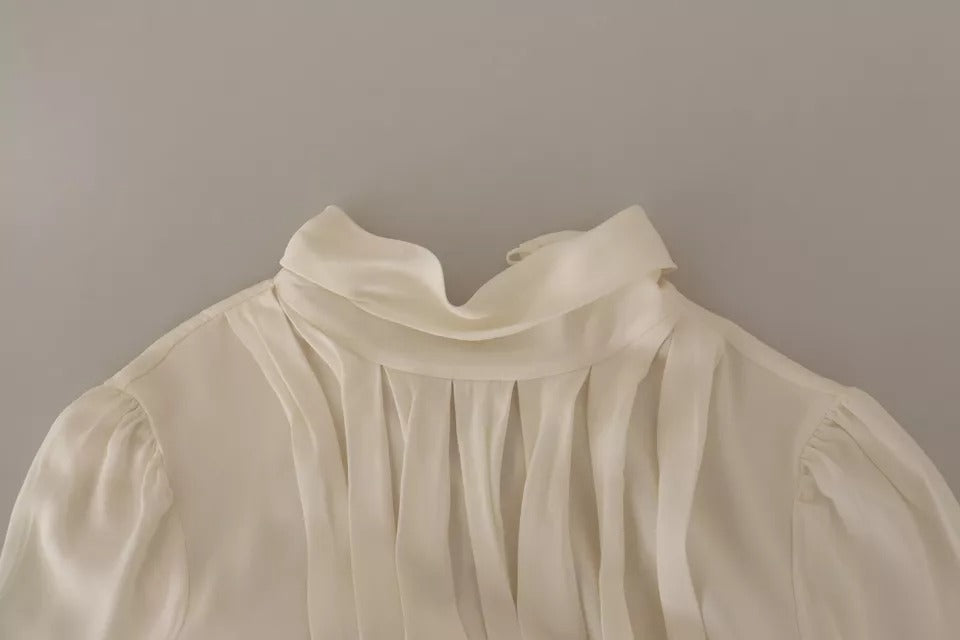 T-shirt en soie blanc cassé à manches longues et col roulé Dolce & Gabbana, élégant et confortable, porté sur mannequin.